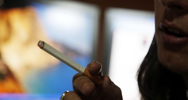Θυμήθηκαν τον αντικαπνιστικό μέσα στις γιορτές! Πρόστιμο 500 ευρώ σε όσους ανάψουν τσιγάρο σε ταβέρνες, εστιατόρια, νυχτερινά κέντρα