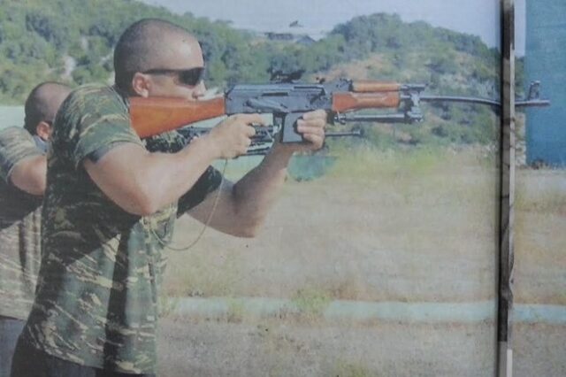 Αντιδράσεις για φωτογραφία του Ηλία Κασιδιάρη να σημαδεύει με όπλο
