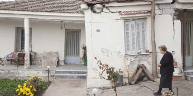 Βυθίζεται και “σπάει” επικίνδυνα η Θεσσαλία