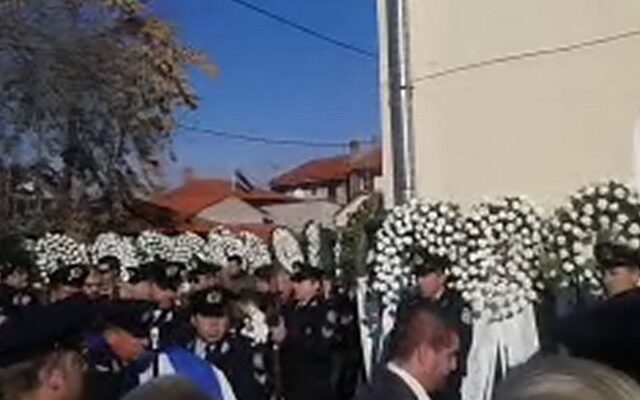 Σε κλίμα οδύνης η κηδεία του 43χρονου αστυνομικού