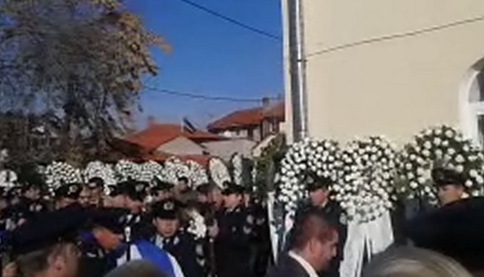 Σε κλίμα οδύνης η κηδεία του 43χρονου αστυνομικού