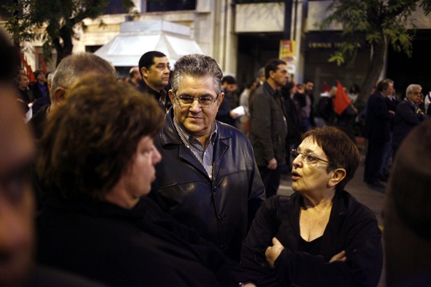 ΚΚΕ για “λευκή νύχτα”: Αιτία της χαμηλής κίνησης είναι η φτώχεια και όχι το ωράριο