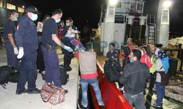 Ακυβέρνητο σκάφος με 120 μετανάστες εντοπίστηκε ανοιχτά της Καλαμάτας