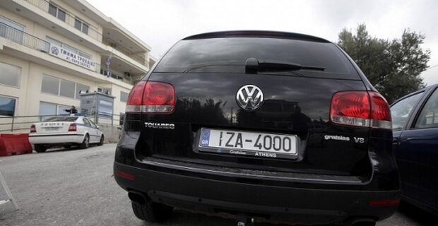 Πλαστές πινακίδες με 20 ευρώ. Πώς ξεχωρίζουν από τις γνήσιες