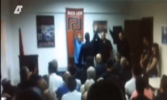 Βίντεο-ντοκουμέντο: Ο Μιχαλολιάκος χαιρετά ναζιστικά σε ορκωμοσία μελών της ΧΑ