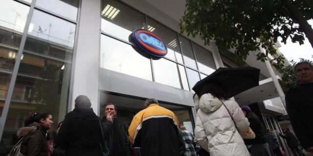 Χαμόγελα ανακούφισης σε μακροχρόνιους ανέργους: Ειδικό επίδομα 200 ευρώ και για το 2014