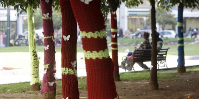 Ο Καμίνης έντυσε τα δέντρα της πόλης με μάλλινα… ζιβάγκο