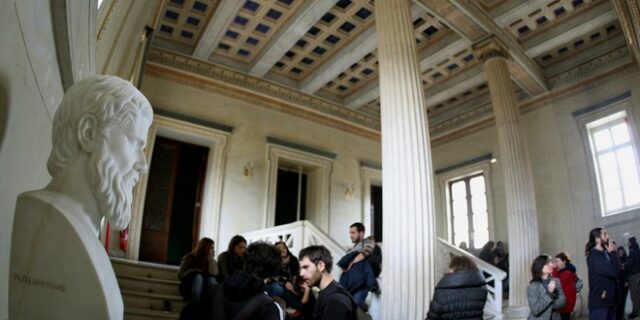 Ένταση στο Πανεπιστήμιο Αθηνών. Διοικητικοί εμποδίζουν την είσοδο εργαζομένων