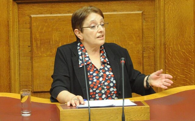 Αλ. Παπαρήγα: “Αντιπαράθεση με επίκεντρο την κάλπη και τον λαό κομπάρσο”