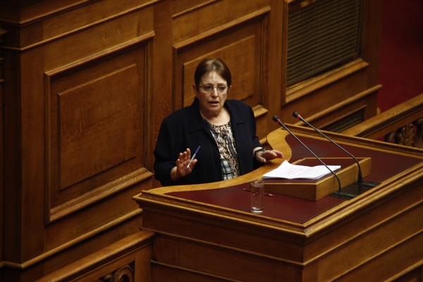 Η Αλέκα Παπαρήγα δεν μπορεί να πληρώσει την εφορία: Μας φορολογείτε για εισοδήματα που κόπηκε το 50%