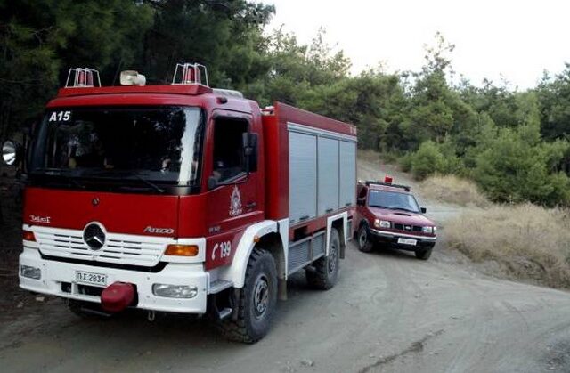 Μαίνεται πυρκαγιά στον Άγιο Γεώργιο Κύμης