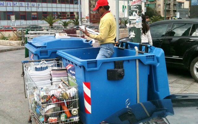 Έφοδος σε σπίτια με ρακοσυλλέκτες στη Θεσσαλονίκη. Συνελήφθησαν 20 άτομα