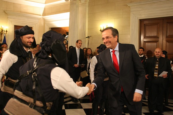 Τα έψαλλαν στον Σαμαρά: “Χρόνια πολλά, πρωθυπουργέ, από τους βρακοφόρους, χαράτσι τέρμα της ΔΕΗ κι απ’ τον Στουρνάρα φόρους”