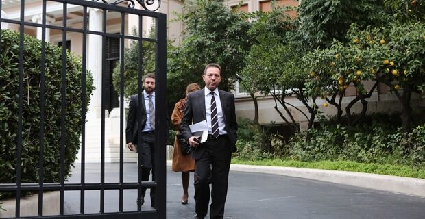 Δεν βγαίνουν τα κουκιά: Έρχονται λουκέτα και συγχωνεύσεις στο Δημόσιο