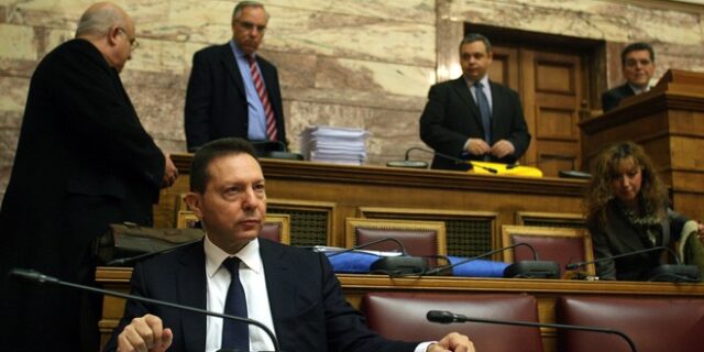 Στο στόχαστρο ο Στουρνάρας. Για “ατύχημα” προειδοποιεί το ΠΑΣΟΚ