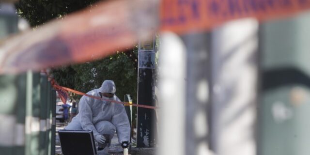 Με δύο καλάσνικοφ η επίθεση στο σπίτι του Γερμανού πρέσβη στο Χαλάνδρι. Έξι προσαγωγές από την Αντιτρομοκρατική