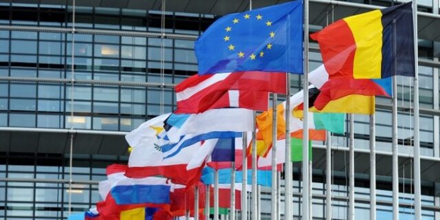 Ευρωβαρόμετρο: Υπέρ του ευρώ το 62% των Ελλήνων