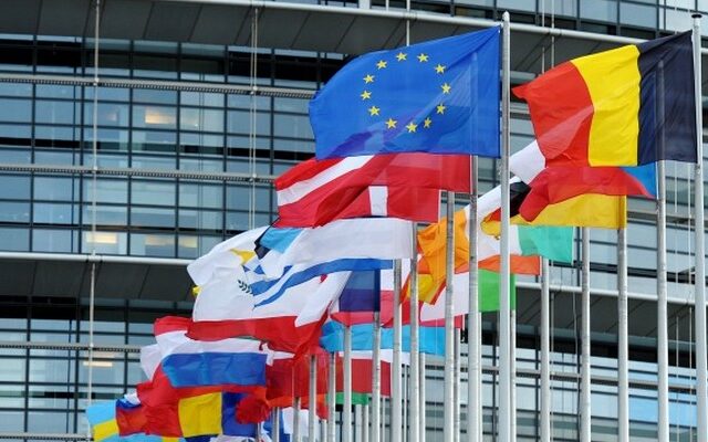 Ευρωβαρόμετρο: Υπέρ του ευρώ το 62% των Ελλήνων
