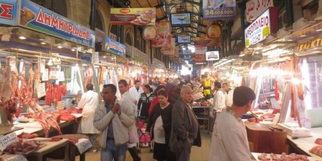 Οκτώ “Άι Βασίληδες” στη Βαρβάκειο: Ξόδεψαν 20.000 ευρώ για απόρους