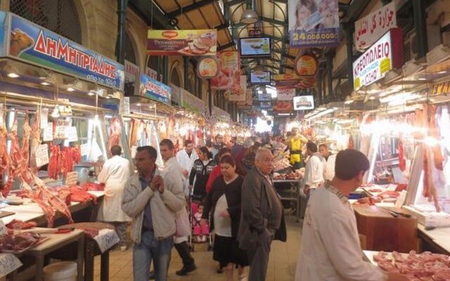 Οκτώ “Άι Βασίληδες” στη Βαρβάκειο: Ξόδεψαν 20.000 ευρώ για απόρους