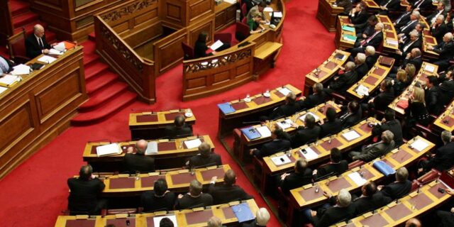 Κώδικας δεοντολογίας: Ο “δεκάλογος” του καλού βουλευτή – νέες κυρώσεις για τους “άτακτους”