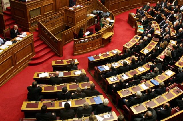 Κώδικας δεοντολογίας: Ο “δεκάλογος” του καλού βουλευτή – νέες κυρώσεις για τους “άτακτους”