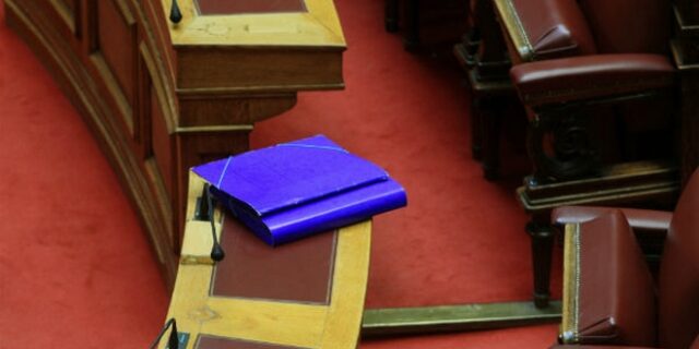 Επίσημα στοιχεία: Τόσοι είναι και τόσο πληρώνονται οι “συνεργάτες μελών της κυβέρνησης” σε 8 υπουργεία