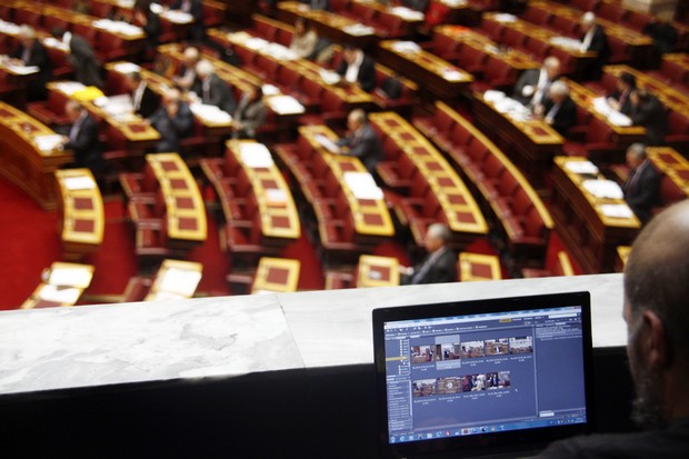 Αντιπαράθεση στη Βουλή για το νομοσχέδιο για τους πλειστηριασμούς