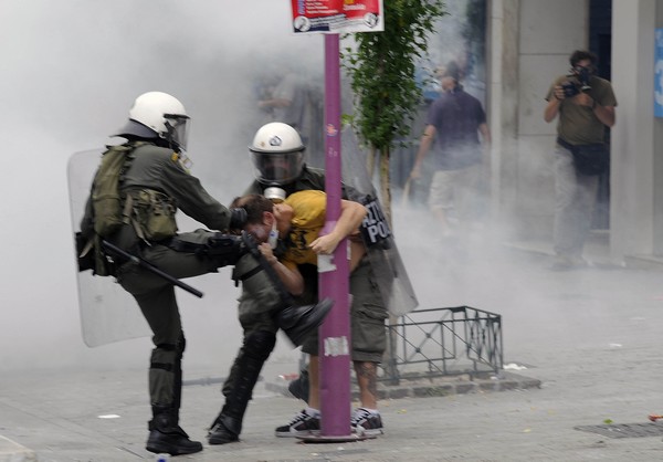 Μετά δυόμιση χρόνια 18 αστυνομικοί σε δίκη για τη βιαιότητα που επέδειξαν στις διαδηλώσεις το 2011