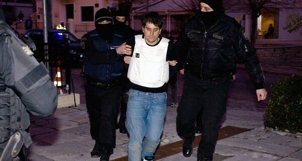 Κείμενο από τους “ληστές του Βελβεντού”: Καλή τύχη σε όλους εκείνους που ετοιμάζουν τις επιθέσεις τους