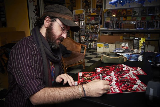 Ο Κρητικός που σχεδιάζει σούπερ ήρωες για τη Marvel