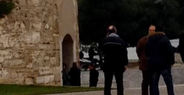Νεαρός άνδρας απειλεί να ανατιναχθεί μπροστά στο Λευκό Πύργο