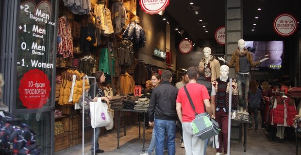 Μειωμένο τζίρο περιμένουν οι έμποροι: Μεγάλο στοίχημα οι εκπτώσεις