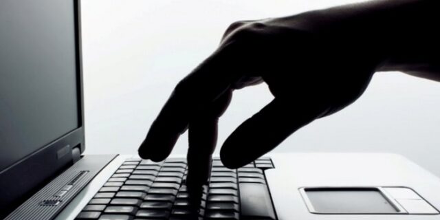 Χειροπέδες σε νεαρό που εκβίαζε μέσω facebook 19χρονη