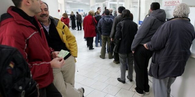 ΕΛΣΤΑΤ: Πάνω φόροι, κάτω αμοιβές και κοινωνικές παροχές