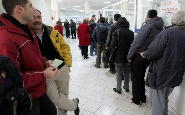 ΕΛΣΤΑΤ: Πάνω φόροι, κάτω αμοιβές και κοινωνικές παροχές