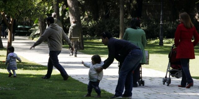 Στο περίμενε, 700.000 δικαιούχοι για το οικογενειακό επίδομα