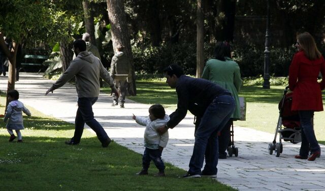 Στο περίμενε, 700.000 δικαιούχοι για το οικογενειακό επίδομα