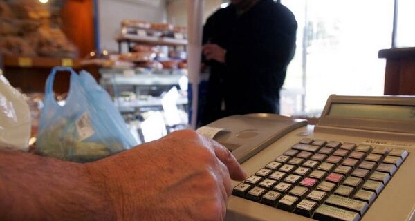 Αγνοούν την τρόικα και παρατείνουν τον ΦΠΑ στην εστίαση