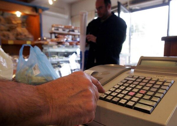 Αγνοούν την τρόικα και παρατείνουν τον ΦΠΑ στην εστίαση