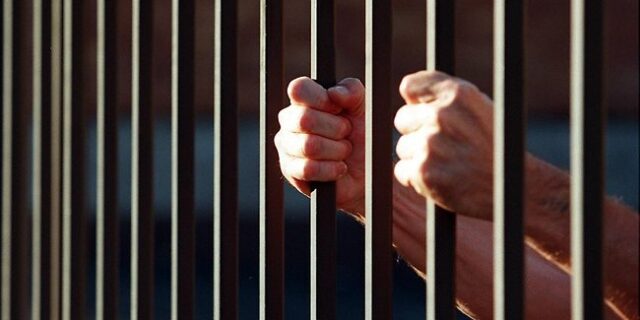 Εξέγερση μεταναστών στα κρατητήρια του Ελληνικού: Απειλούν να αυτοκτονήσουν