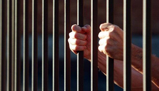 Εξέγερση μεταναστών στα κρατητήρια του Ελληνικού: Απειλούν να αυτοκτονήσουν