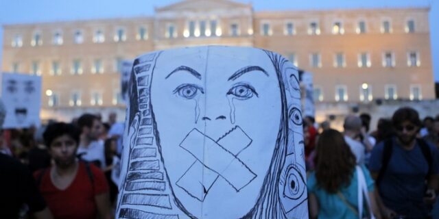 Γιατί ο Έλληνας αρνείται να αντιδράσει μαζικά στην κρίση; Τρεις και ένας λόγοι