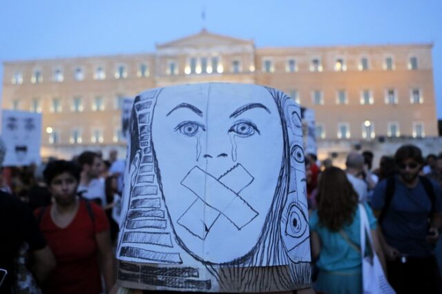 Γιατί ο Έλληνας αρνείται να αντιδράσει μαζικά στην κρίση; Τρεις και ένας λόγοι