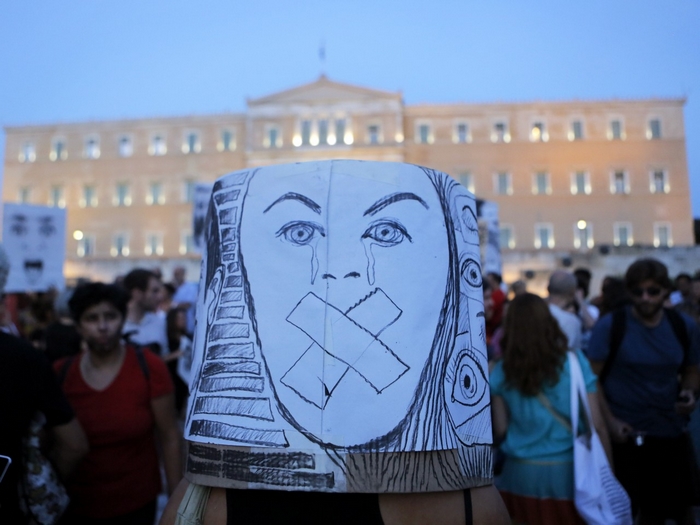 Γιατί ο Έλληνας αρνείται να αντιδράσει μαζικά στην κρίση; Τρεις και ένας λόγοι