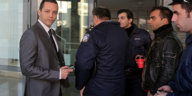Βίντεο: Οι δημοσιογράφοι άφησαν μόνο τον Κασιδιάρη