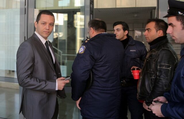 Βίντεο: Οι δημοσιογράφοι άφησαν μόνο τον Κασιδιάρη