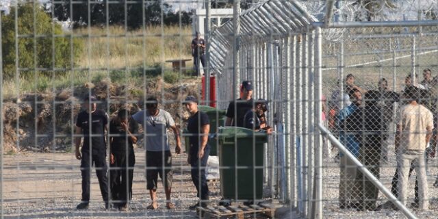 Αθώοι οι 48 μετανάστες για τα επεισόδια στο στρατόπεδο κράτησης της Κορίνθου