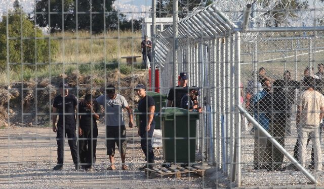 Αθώοι οι 48 μετανάστες για τα επεισόδια στο στρατόπεδο κράτησης της Κορίνθου