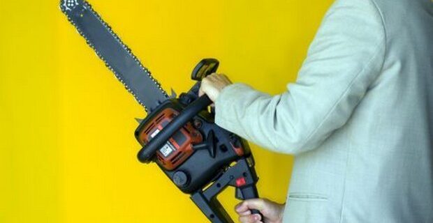 Επιτέθηκε με αλυσοπρίονο σε αστυνομικούς και συνελήφθη